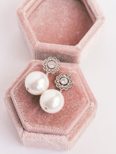 Load image into Gallery viewer, Silver Flower Pearl Earrings
